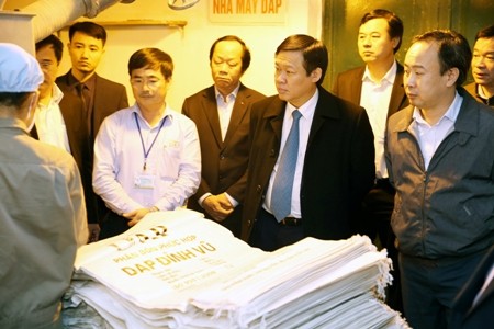 Phó Thủ tướng Vương Đình Huệ dẫn đầu đoàn công tác thị sát dây chuyền sản xuất của Nhà máy đạm DAP 2 Hải Phòng. Ảnh: VGP/Thành Chung