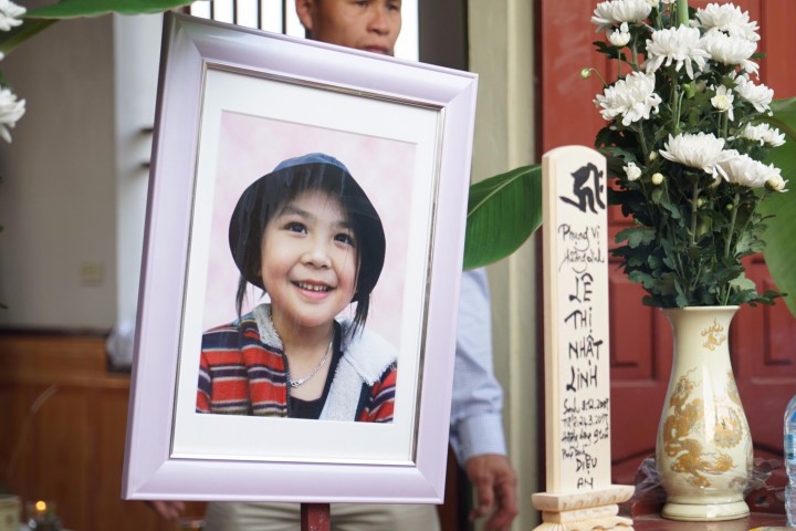 Đại sứ Nhật Bản đến thắp hương cho bé Nhật Linh