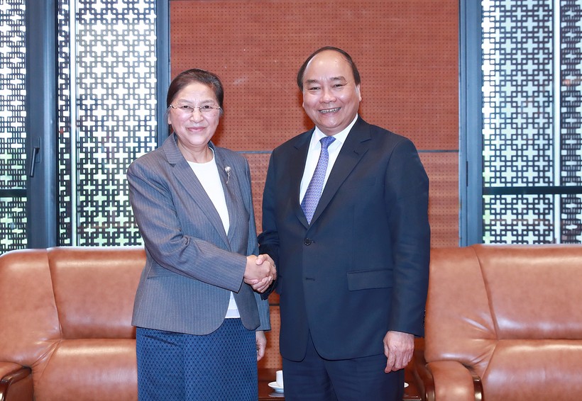 Thủ tướng Nguyễn Xuân Phúc và Chủ tịch Quốc hội Lào Pany Yathotou. - Ảnh: VGP/Quang Hiếu