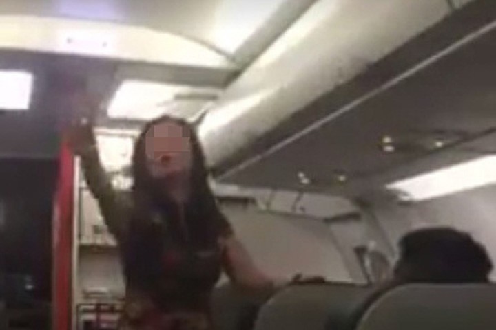 Người phụ nữ gây rối trên máy bay - Ảnh cắt từ clip