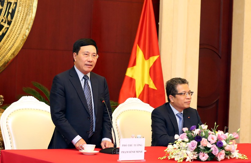 Phó Thủ tướng Phạm Bình Minh và đoàn công tác của Chính phủ thăm và nói chuyện thân mật với cán bộ Đại sứ quán Việt Nam tại Trung Quốc. Ảnh: Hải Minh