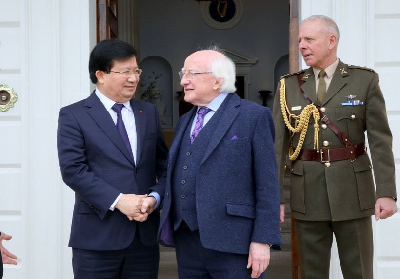 Phó Thủ tướng Trịnh Đình Dũng và Tổng thống Ireland Michael D. Higgins. Ảnh: VGP/Xuân Tuyến
