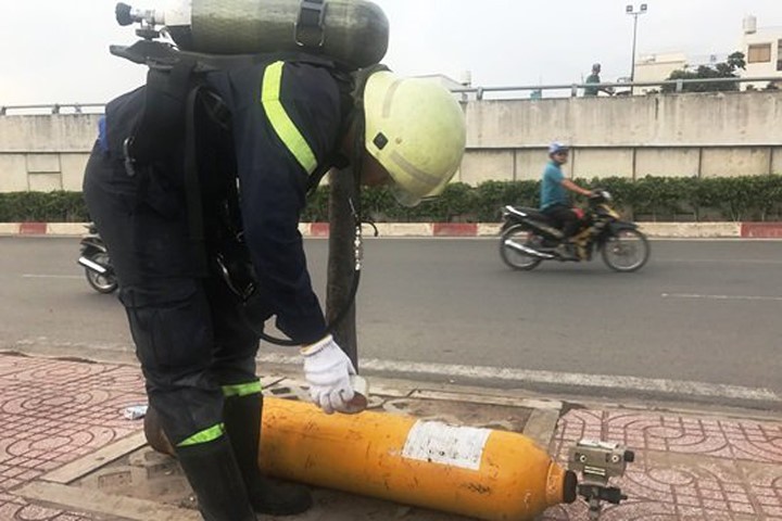 "Vật thể lạ" nghi chứa chất lỏng cực độc vứt bên đại lộ ở Sài Gòn