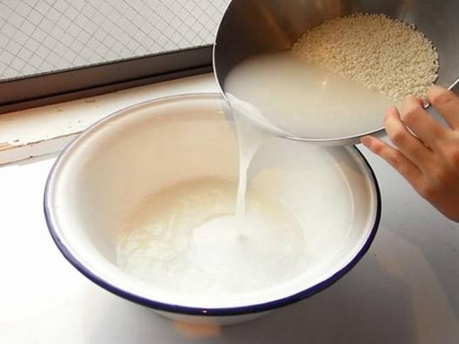 Nước gạo có thể được chuẩn bị dễ dàng bằng cách giữ lại phần nước vo gạo mà không cần dùng cách đun sôi.