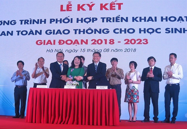 Hàng đầu tiên từ trái qua: Ông Khuất Việt Hùng, Thứ trưởng Bộ GD&ĐT Nguyễn Thị Nghĩa, ông Toshio Kuwahara tại Lễ ký kết Chương trình phối hợp triển khai các hoạt động giáo dục ATGT với Ủy ban An toàn Giao thông Quốc gia và Bộ GD&ĐT giai đoạn 2018 – 2023