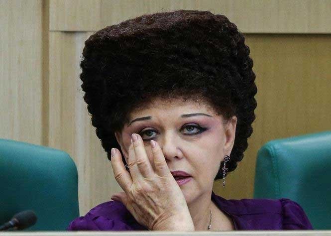 Kiểu tóc tổ ong khác lạ của thượng nghị sĩ Nga