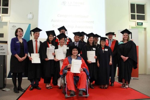 Chị Võ Thị Hoàng Yến và các bạn học trong lễ tốt nghiệp tiến sĩ tại Australia