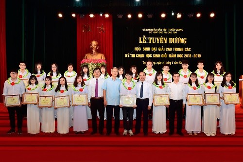Lãnh đạo tỉnh và Sở GD&ĐT Tuyên Quang tuyên dương các HS đạt giải Quốc gia