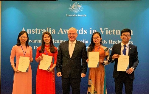 Đại sứ Australia tại Việt Nam – Ngài Craig Chittick - và các học viên Học bổng Chính phủ Australia.