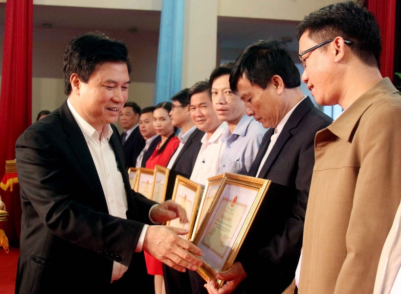 Thứ trưởng Nguyễn Hữu Độ trao bằng khen của Bộ cho các tập thể đã có thành tích xuất sắc trong công tác KĐCLGD