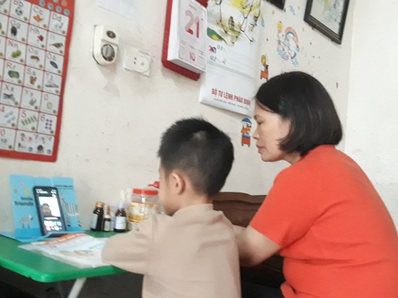 Phụ huynh em Trần Quang Minh - lớp 1D Trường Tiểu học Hợp Hòa B - Tam Dương học online cùng con - Ảnh: Minh Thành