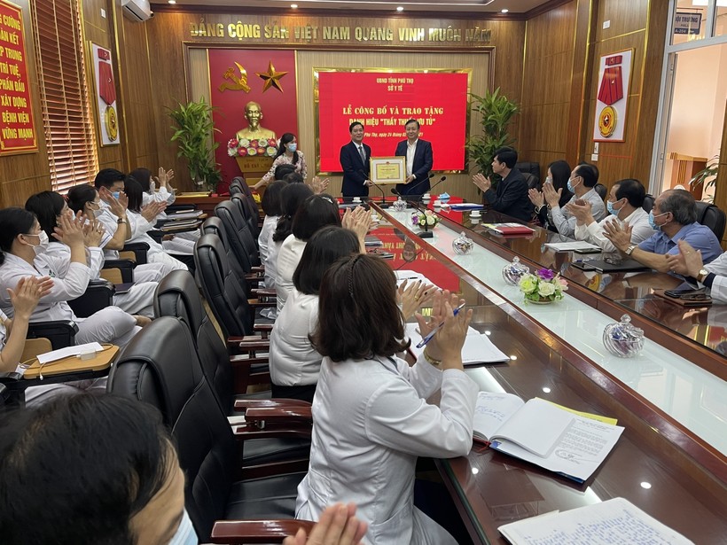 Quang cảnh buổi gặp mặt và trao tặng danh hiệu Thầy thuốc ưu tú tại Bệnh viện Tâm thần tỉnh Phú Thọ.