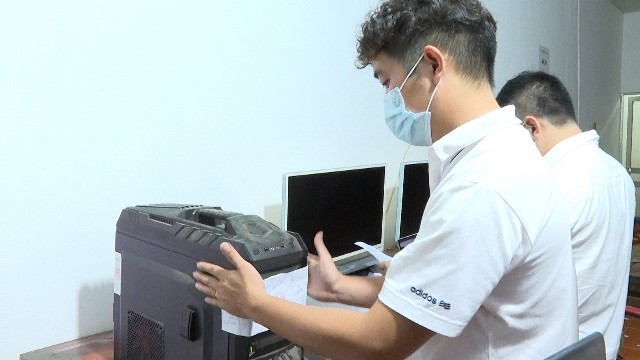 Đội kiểm tra liên ngành 814 huyện Vị Xuyên niêm phong máy chủ cơ sở kinh doanh dịch vụ internet vào tối ngày 8/5. Ảnh: Ngọc Thơ 
