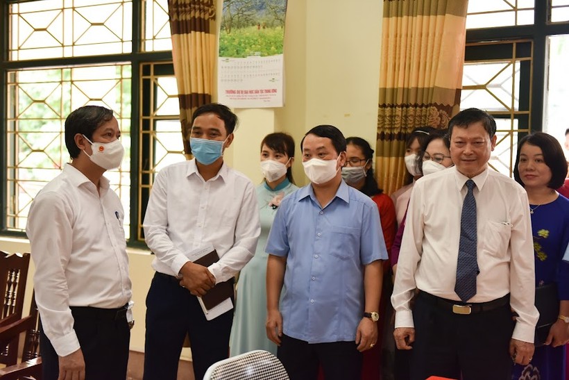 Bộ trưởng Nguyễn Kim Sơn (ngoài cùng bìa trái), Bộ trưởng, Chủ nhiệm UBDT Hầu A Lềnh (thứ 2 từ phải qua) cùng đoàn công tác thăm phòng bộ môn tại Trường Dự bị ĐH Dân tộc Trung ương.