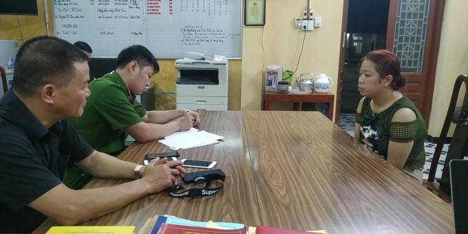 Công an Tuyên Quang làm việc với đối tượng tên Thu liên quan đến vụ bắt cóc trẻ em từ Bắc Ninh đưa lên địa bàn vào tháng 8/2020. Ảnh: Công an cung cấp. 