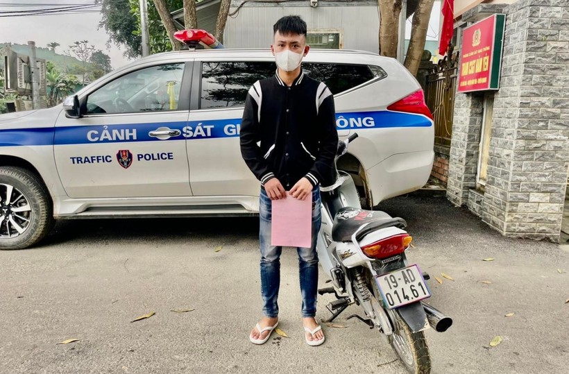 Lê Quang Đ. bị triệu tập, xử lý về hành vi lạng lách, bốc đầu xe trên đường. Ảnh: CSGT tỉnh Tuyên Quang