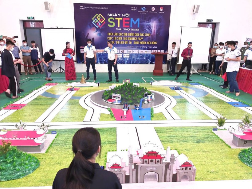 Các đội tham gia cuộc thi sáng tạo Robotics với chủ đề “Du lịch Đất Tổ - Dâng hương Đền Hùng”