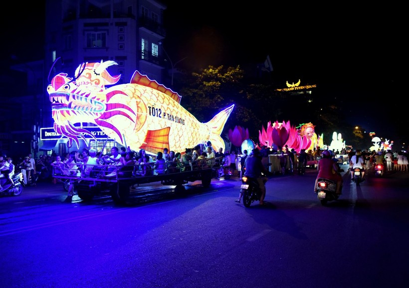 Mô hình đèn trung thu cá chép tại lễ hội Thành Tuyên.