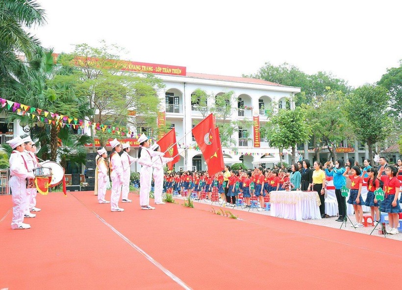Nghi thức chào cờ tại Trường Tiểu học Liên Minh, thành phố Vĩnh Yên