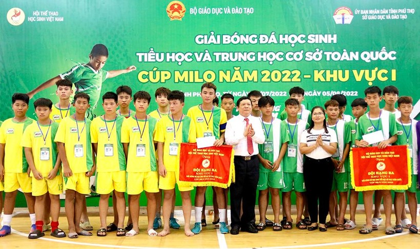 Giám đốc Sở GD&ĐT Phú Thọ trao giải Ba cho 2 đội bóng THCS Tuyên Quang và THCS Phú Thọ. Ảnh: Quốc Đại
