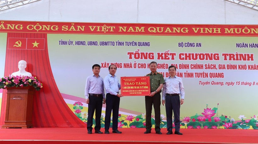 Đại tướng Tô Lâm, Ủy viên Bộ Chính trị, Bộ trưởng Bộ Công an trao biểu trưng 1.400 ngôi nhà cho lãnh đạo tỉnh Tuyên Quang.