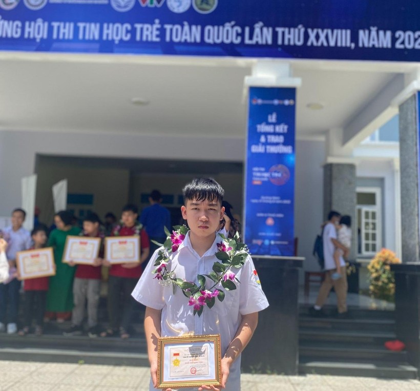Em Nguyễn Đức Thắng mang vinh dự về cho quê hương Phú Thọ. Ảnh: Trường THPT Chuyên Hùng Vương 