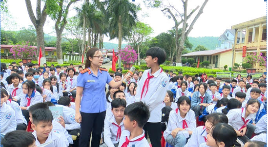 Buổi tuyên truyền phòng chống xâm hại tình dục trẻ em tại Trường THCS Võ Miếu (huyện Thanh Sơn). Ảnh: Minh Thanh - VKS Thanh Sơn