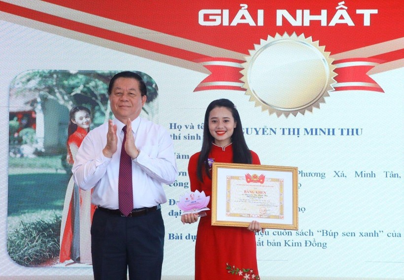 Đồng chí Nguyễn Trọng Nghĩa, Bí thư Trung ương Đảng, Trưởng ban Tuyên giáo Trung ương trao giải Nhất cho cô giáo Nguyễn Thị Minh Thu.