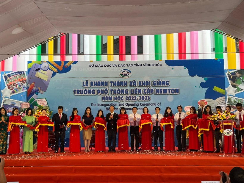 Ông Vũ Việt Văn, Phó Chủ tịch Thường trực UBND tỉnh cùng các đại biểu cắt băng khánh thành Trường Phổ thông liên cấp Newton.