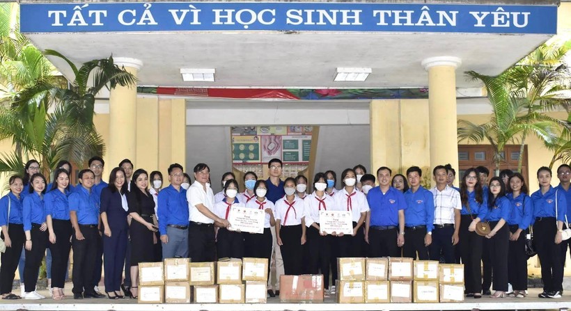 Các đơn vị tặng tặng sách cho Trường Tiểu học Trung Sơn và trường THCS Trung Sơn, huyện Yên Sơn.