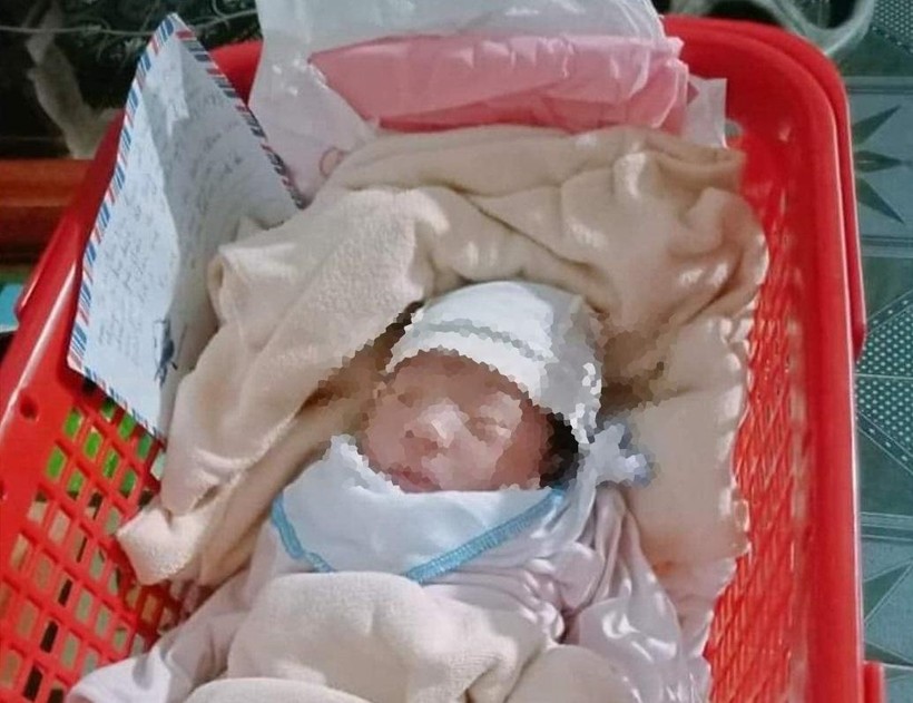Bé gái sơ sinh bị bỏ rơi ở Tuyên Quang đã có gia đình tạm thời nuôi dưỡng