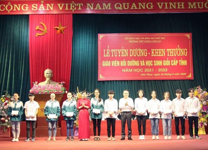 Chú trọng phát triển đảng viên trong học sinh ở Trường THPT Long Châu Sa ảnh 3