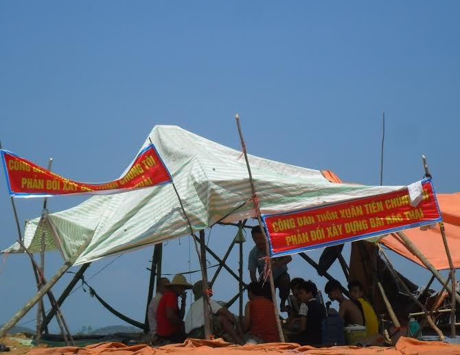 Hiện trường dân dựng lều phản đối dự án xử lý rác thải tại huyện Triệu Sơn sáng 12/7. Ảnh: Nguyễn Quỳnh