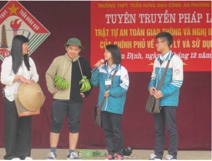 Học sinh Trường THPT Trần Hưng Đạo diễn hài kịch trong buổi tuyên truyền pháp luật.