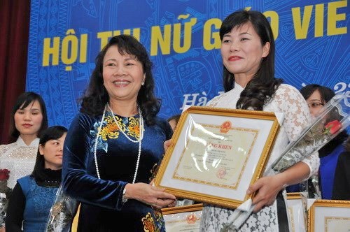Thứ trưởng Nguyễn Thị Nghĩa trao Bằng khen của Bộ trưởng Bộ GD&ĐT cho các cá nhân đoạt giải Nữ giáo viên sáng tạo năm 2015