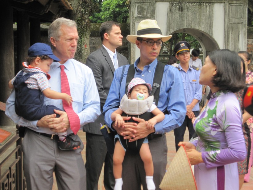 Gia đình Đại sứ Hoa Kỳ thăm Văn Miếu, nhớ thầy xưa