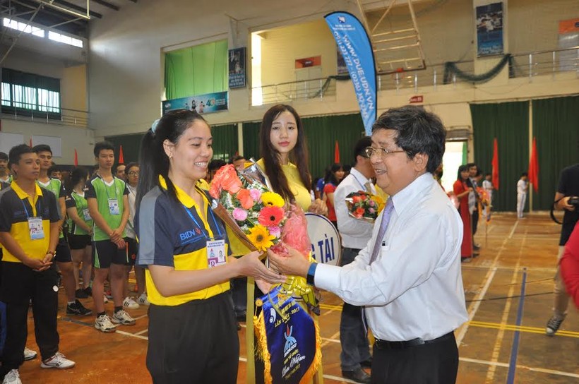 GS.TS Trần Văn Nam – Giám đốc ĐH Đà Nẵng trao cờ lưu niệm, tặng hoa và chúc mừng các vận động viên tham gia Đại hội.