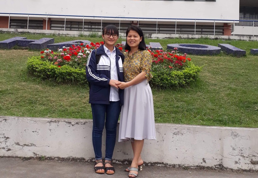  Huyền Trang và cô Nguyễn Thị Thu Hằng- cô giáo trực tiếp bồi dưỡng đội tuyển môn Sinh học