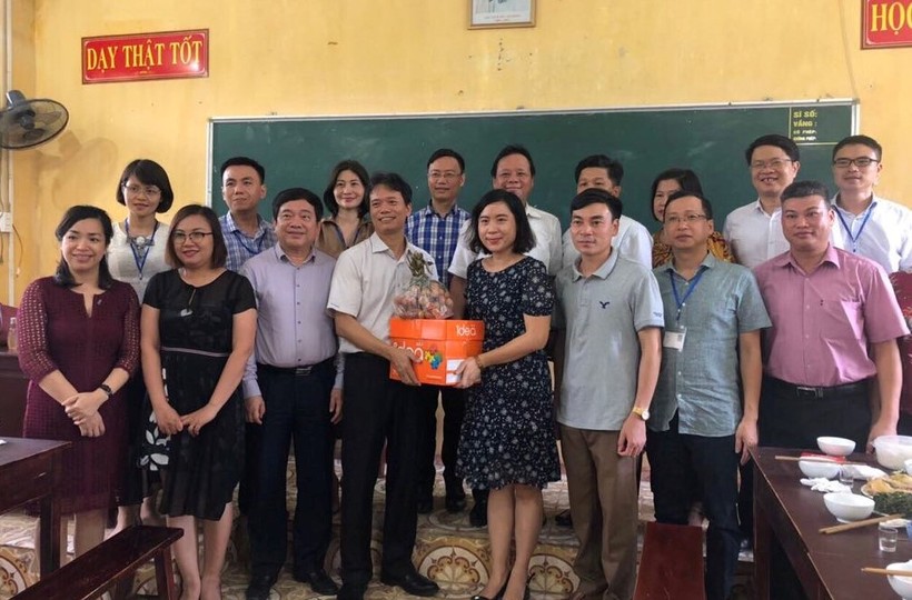 Đến địa phương phối hợp, trường ĐH tặng đặc sản Hà Nội cho tất cả điểm thi