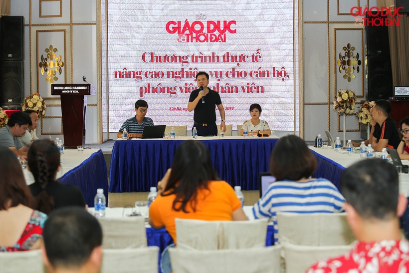 Nhà báo Triệu Ngọc Lâm - Tổng Biên tập Báo Giáo dục và Thời đại phát biểu tại buổi tập huấn.