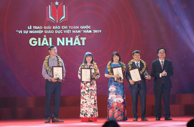 Bộ trưởng Phùng Xuân Nhạ trao giải cho nhóm tác giả đạt giải Nhất.