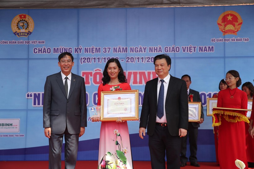 Thứ trưởng Nguyễn Hữu Độ và Chủ tịch Công đoàn GD Việt Nam Vũ Minh Đức trao Bằng khen của Bộ trưởng Bộ GD&ĐT cho các nhà giáo tiêu biểu.    Ảnh: Thế Đại
