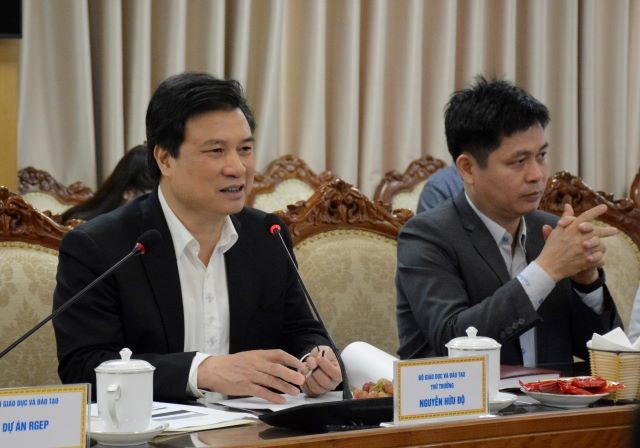 Thứ trưởng Bộ GD&ĐT Nguyễn Hữu Độ phát biểu tại phiên họp.