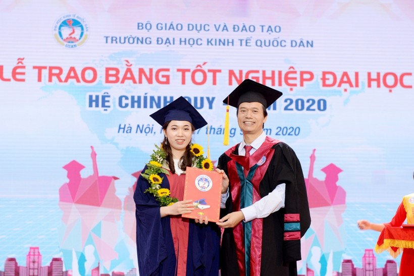 PGS.TS Phạm Hồng Chương – Hiệu trưởng nhà trường trao bằng tốt nghiệp cho tân cử nhân.