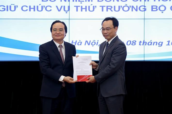 Bộ trưởng Phùng Xuân Nhạ trao quyết định bổ nhiệm cho tân Thứ trưởng Hoàng Minh Sơn.