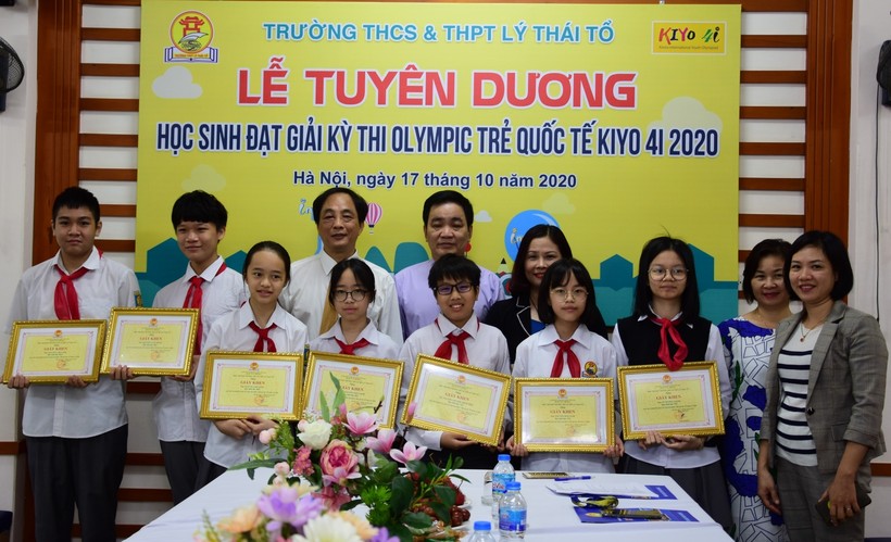 7 học sinh tham gia KIYO 4I năm 2020 được lãnh đạo Trường THCS&THPT Lý Thái Tổ tặng bằng khen. 