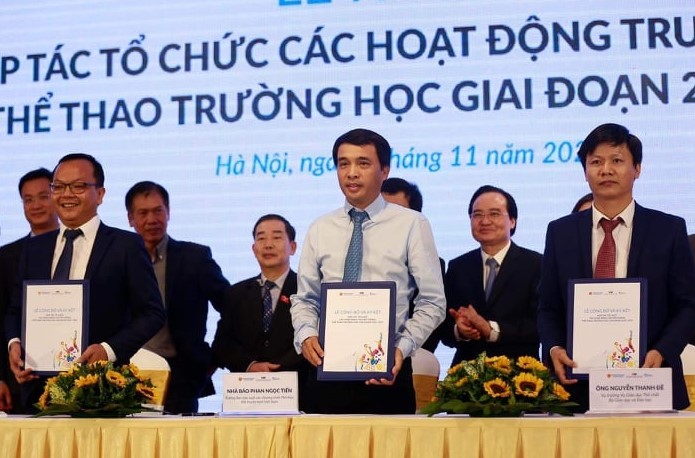 Đại diện Bộ GD&ĐT, Đài Truyền hình Việt Nam và Công ty truyền thông Unicomm ký kết hợp tác.