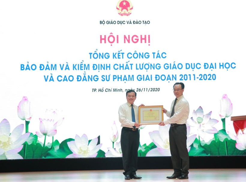 Thứ trưởng Bộ GD&ĐT Hoàng Minh Sơn trao Bằng khen của Bộ trưởng Bộ GD&ĐT cho Cục trưởng Cục Quản lý chất lượng Mai Văn Trinh.