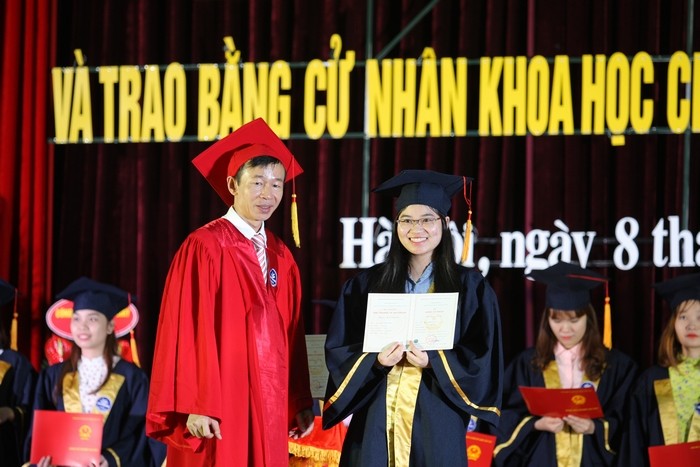 GS.TS Nguyễn Văn Minh trao bằng tốt nghiệp cho sinh viên.