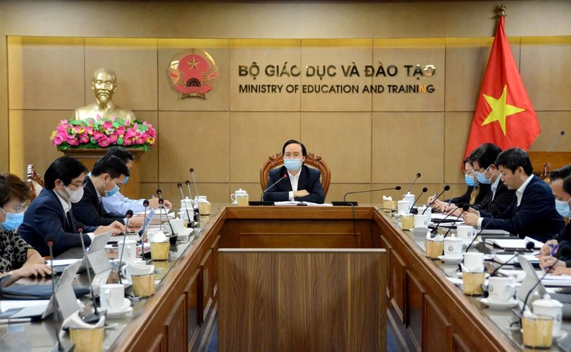 Bộ trưởng Bộ GD&ĐT Phùng Xuân Nhạ chủ trì họp Ban Chỉ đạo phòng, chống dịch Covid-19 của Bộ GD&ĐT.